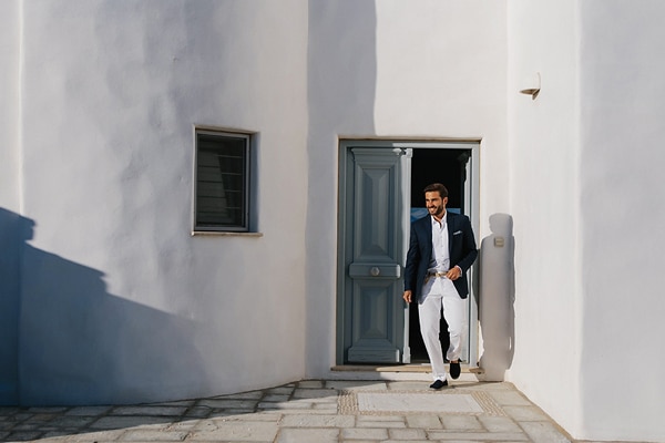 γαμπριατικα-κοστουμια-για-γαμο-σε-νησι