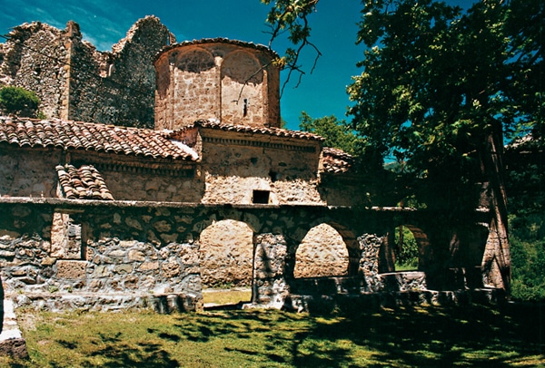 εκκλησιες-για-γαμο-στη-πελοπονησο-Αγια-Τριαδα-Ζαρουχλα