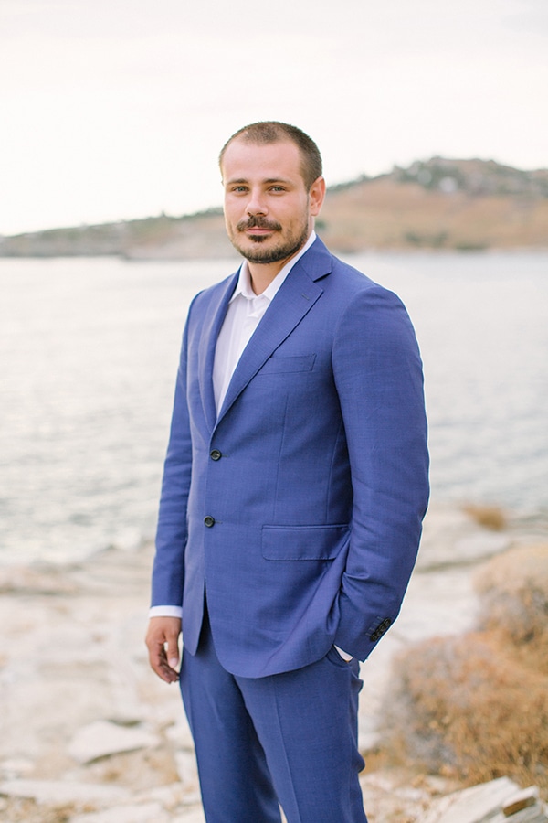 kalokairino-mple-gampriatiko-kostoumi