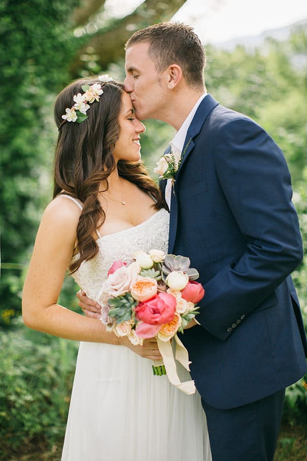 wedding-in-provence-bridal-couple-photoshoot-bouquet