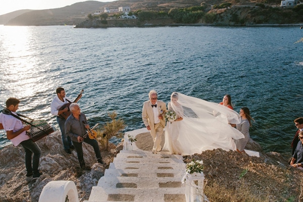 γαμος-σε-ξωκλησι-σε-βραχο-λερος