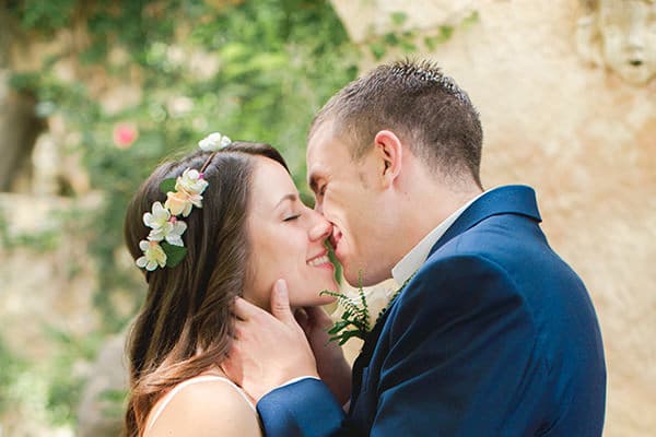 Γαμος στην εξοχη με πολυχρωμα λουλουδια