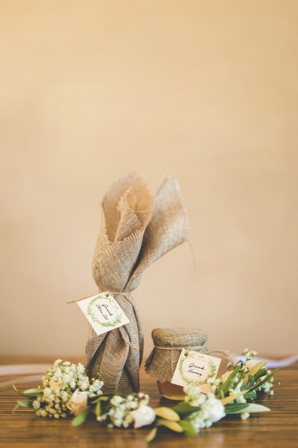 μπομπονιέρες γάμου με περιτύλιγμα λινάτσας