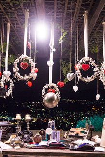 Στολισμος δεξιωσης με λευκες & ασημενιες λεπτομερειες Στολισμος δεξιωσης με λευκες & ασημενιες λεπτομερειες