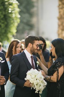 Elegant νυφική ανθοδέσμη με λευκά τριαντάφυλλα Elegant νυφική ανθοδέσμη με λευκά τριαντάφυλλα