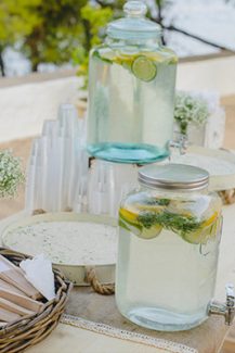 Λεμοναδα στην αυλη της εκκλησιας