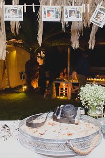 Ρομαντικος στολισμος με κρεμαστες φωτογραφιες