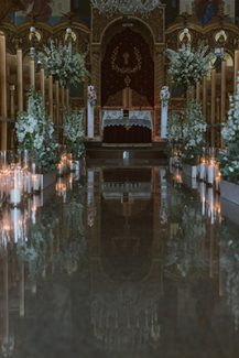 Στολισμος εκκλησιας με λευκα ανθη