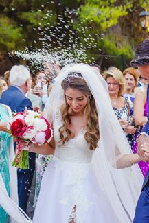 ‘Ομορφη νυφική ανθοδέσμη με κόκκινες παιώνιες ‘Ομορφη νυφική ανθοδέσμη με κόκκινες παιώνιες