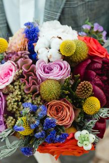 Πολύχρωμη νυφική ανθοδέσμη