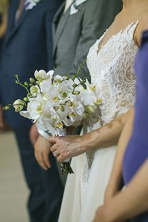 Λευκή νυφική ανθοδέσμη με ορχιδέες Λευκή νυφική ανθοδέσμη με ορχιδέες