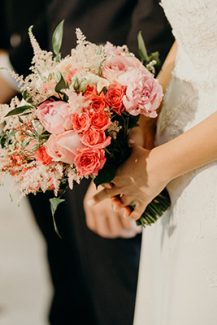 Νυφική ανθοδέσμη με ροζ τριαντάφυλλα