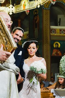 Στολισμος εκκλησιας με λευκα ανθη