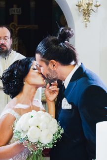 Λευκή νυφική ανθοδέσμη με παιώνιες Λευκή νυφική ανθοδέσμη με παιώνιες