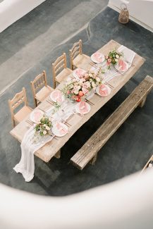 Στολισμος τραπεζιου δεξιωσης με παστελ χρωματα Στολισμος τραπεζιου δεξιωσης με παστελ χρωματα