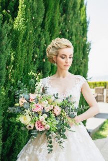 Εντυπωσιακή και μεγάλη νυφική ανθοδέσμη Εντυπωσιακή και μεγάλη νυφική ανθοδέσμη