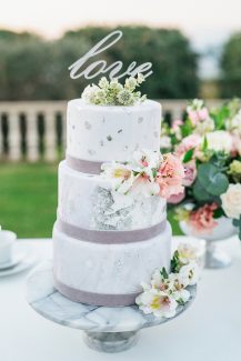 Εντυπωσιακη γαμηλια τουρτα