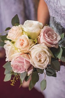 Νυφική ανθοδέσμη σε μπεζ και dusty pink Νυφική ανθοδέσμη σε μπεζ και dusty pink