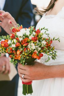 Ανθοδέσμη με φρέζιες για γάμο σε νησί