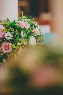 Ρομαντικος στολισμος λαμπαδας γαμου