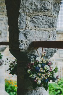 Ανθοστολισμος εκκλησιας με αγριολουλουδα