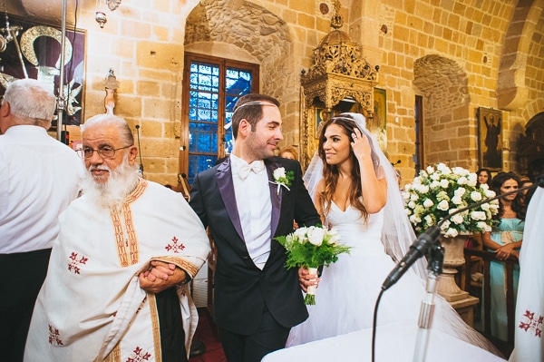 Στολισμος εκκλησιας με λευκα λουλουδια