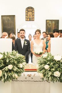 Στολισμός λαμπάδας με πλούσια φύλλα ελιάς Στολισμός λαμπάδας με πλούσια φύλλα ελιάς