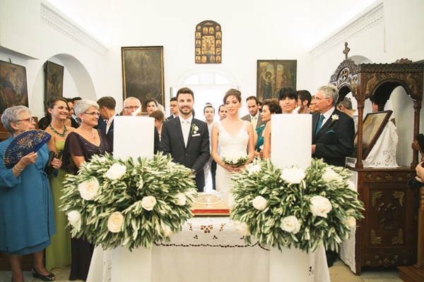 Στολισμός λαμπάδας με πλούσια φύλλα ελιάς