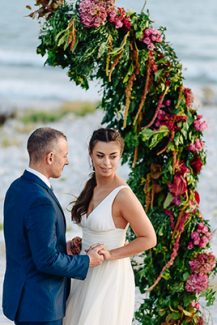 Αψιδα γαμου με φουξια λουλουδια