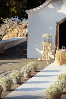 Ρουστικ διαδρομος εκκλησιας με γυψοφυλλη σε ψαθινα καλαθια