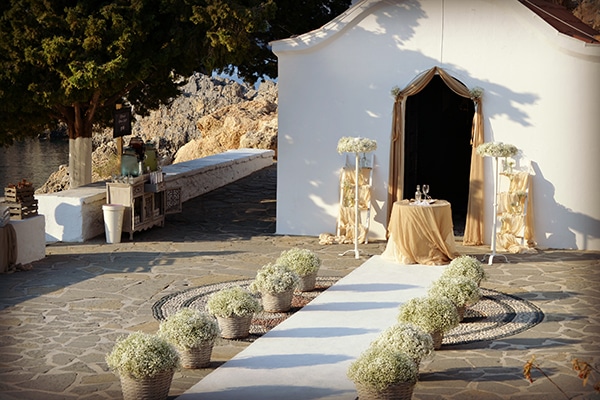 Ρουστικ διαδρομος εκκλησιας με γυψοφυλλη σε ψαθινα καλαθια