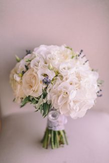 Ρομαντική νυφική ανθοδέσμη με ορτανσίες και λυσίανθο
