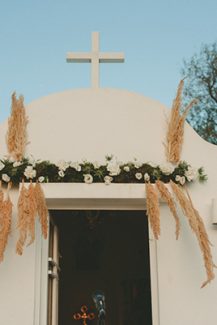 Στολισμος εκκλησιας με γηινες αποχρωσεις