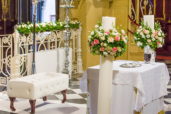 Διακοσμηση εκκλησιας με λουλουδια