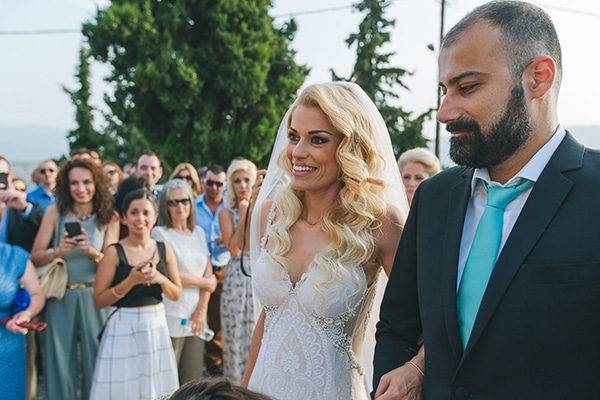 Νυφικο χτενισμα με αναλαφρες μπουκλες