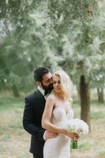 Λευκή νυφική ανθοδέσμη με παιώνιες Λευκή νυφική ανθοδέσμη με παιώνιες