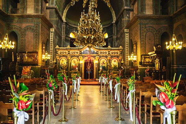 Στολισμος εκκλησιας με εξωτικα λουλουδια