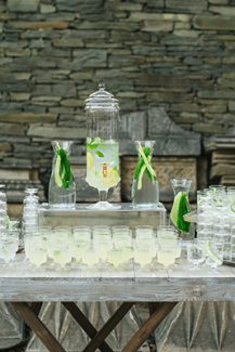 Τραπεζι με λεμοναδα στην εκκλησια