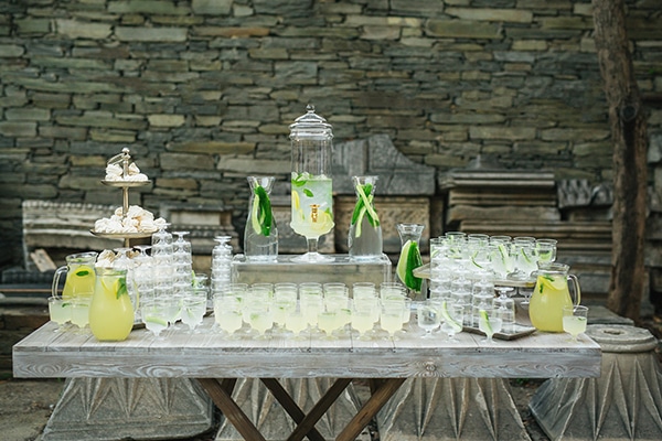 Τραπεζι με λεμοναδα στην εκκλησια