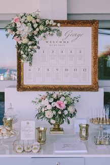 Πλάνο καλεσμένων σε vintage χρυσό frame Πλάνο καλεσμένων σε vintage χρυσό frame