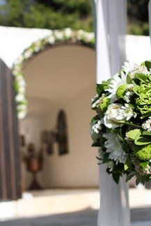 Διακοσμηση γαμου με λευκα λουλουδια