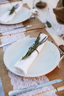 Διακοσμηση γαμηλιου τραπεζιου με λεβαντα