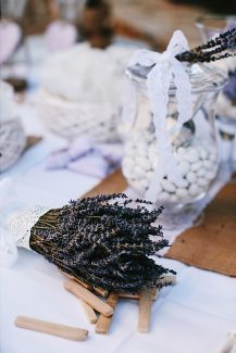 Διακοσμηση γαμου με λεβαντα και δεντρολιβανο