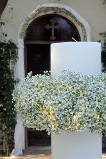 Ρομαντικος στολισμος λαμπαδας με γυψοφυλλη και χαμομηλι