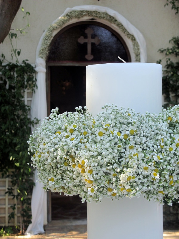 Ρομαντικος στολισμος λαμπαδας με γυψοφυλλη και χαμομηλι