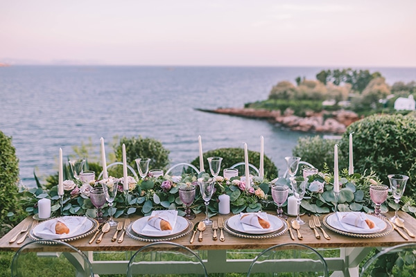 Διακοσμηση τραπεζιου με γιρλαντα απο ευκαλυπτο Διακοσμηση τραπεζιου με γιρλαντα απο ευκαλυπτο