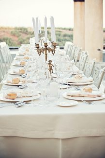 Διακοσμηση τραπεζιου γαμου με κηροπηγια Διακοσμηση τραπεζιου γαμου με κηροπηγια