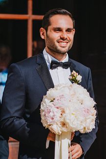 ‘Ομορφη νυφική ανθοδέσμη με παιώνιες και τριαντάφυλλα ‘Ομορφη νυφική ανθοδέσμη με παιώνιες και τριαντάφυλλα