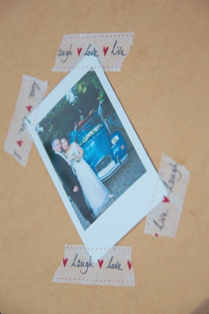 Πρωτοτυπη ιδεα για τις ευχες των καλεσμενων με polaroid
