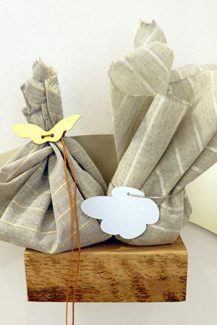 Μπομπονιέρα σε γκρι χρώμα Μπομπονιέρα σε γκρι χρώμα